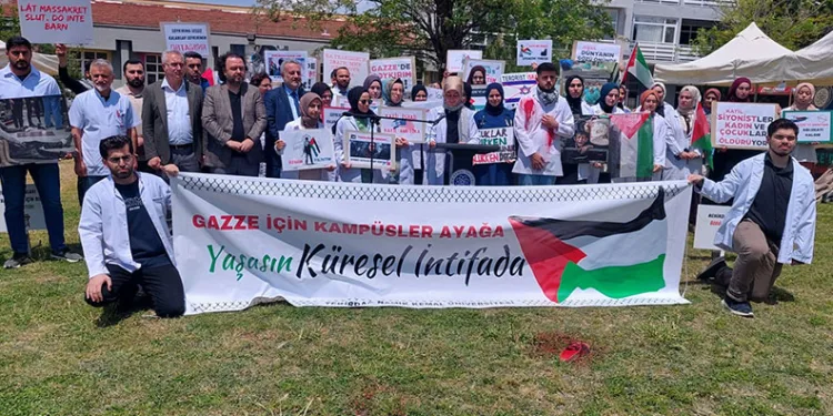 Kanlı doktor önlüğüyle eylem yaptılar