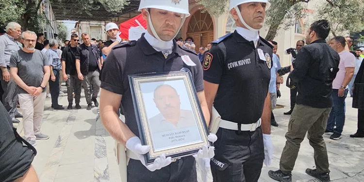Kalp krizi geçirerek hayatını kaybeden polis memuru son yolculuğuna uğurlandı