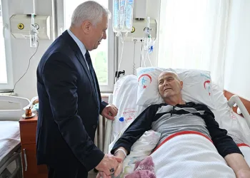 Mustafa Bozbey Onkoloji Hastanesi’ni ziyaret etti