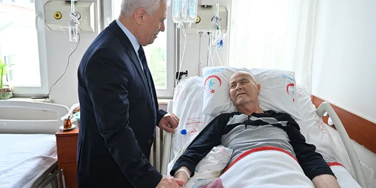 Mustafa Bozbey Onkoloji Hastanesi’ni ziyaret etti
