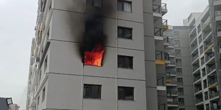 İzmir’de 8 katlı sitede yangın paniği