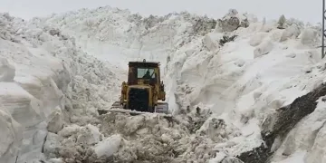 Şırnak’ta 10 metrelik karda yol açma çalışmaları sürüyor