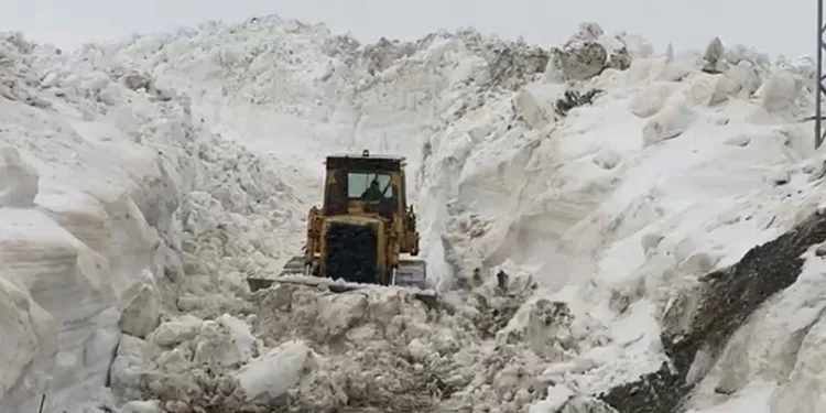 Şırnak’ta 10 metrelik karda yol açma çalışmaları sürüyor