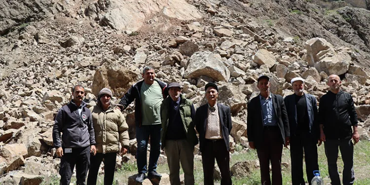 Oltu’da sağanak yağış heyelana neden oldu
