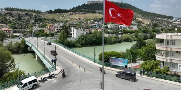 Anıtın yerine Türk bayrağı konuldu