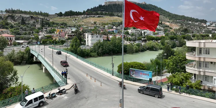 Anıtın yerine Türk bayrağı konuldu