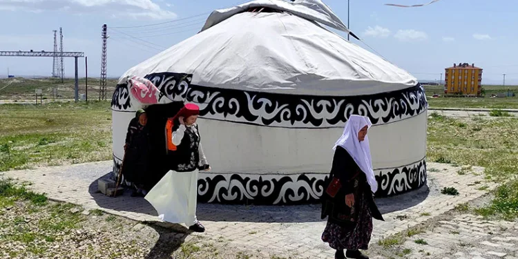Kurdukları otağda Kırgız kültürünü tanıtıyorlar