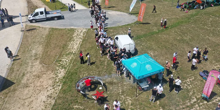 Bursa’da paraşütle atlayan gençlere ay yıldızlı mangalda ikram