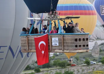 Kapadokya’da balonlar Türk bayraklarıyla uçtu