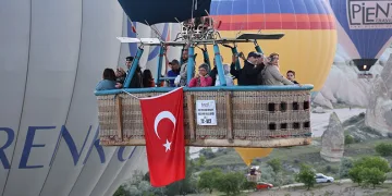 Kapadokya’da balonlar Türk bayraklarıyla uçtu