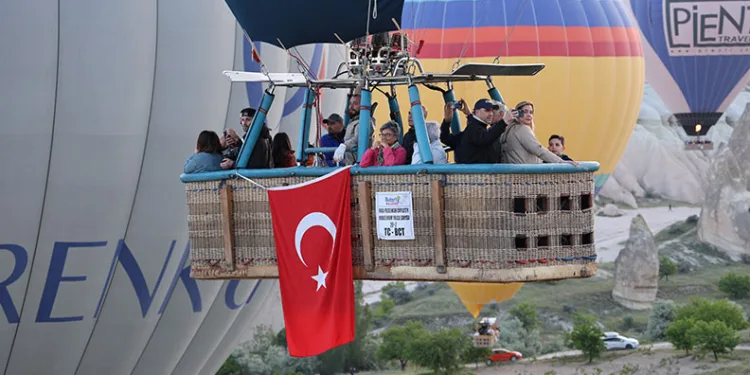 Kapadokya’da balonlar Türk bayraklarıyla uçtu