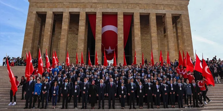 Bakan Bak’dan Anıtkabir’e ziyaret