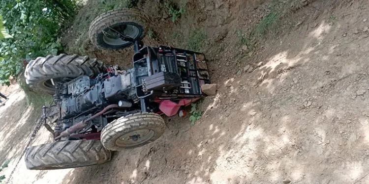 Devrilen traktörün altında kalan adam hayatını kaybetti