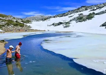 Uludağ’da buz tutan gölde yüzdüler