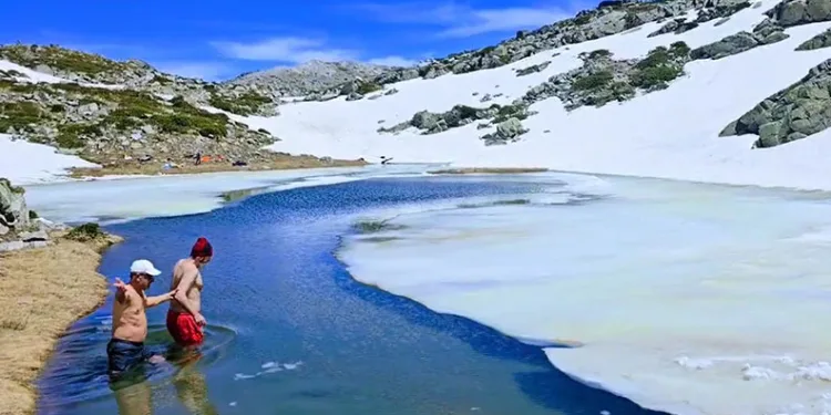 Uludağ’da buz tutan gölde yüzdüler