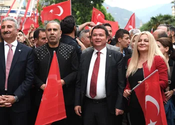 19 Mayıs coşkusu caddelere sığmadı