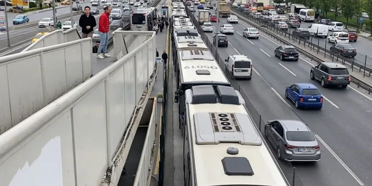 İstanbul’da metrobüs arızalandı