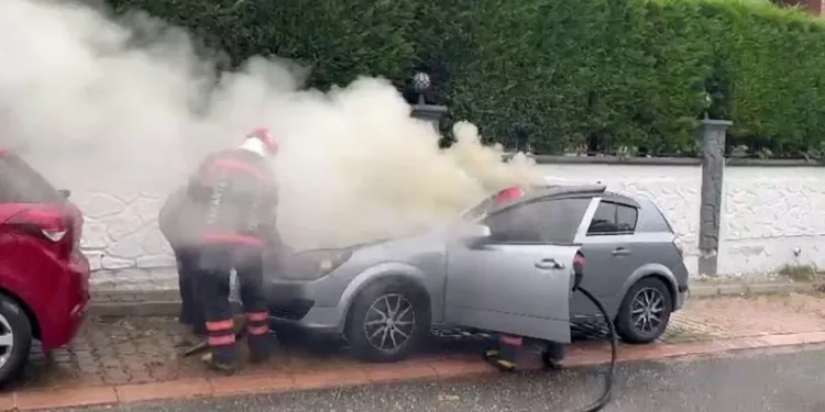 Sakarya’da park halindeki otomobil alev aldı