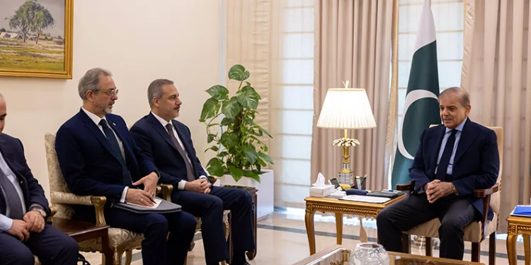 Dışişleri Bakanı Fidan Pakistan Başbakanı Şerif ile görüştü