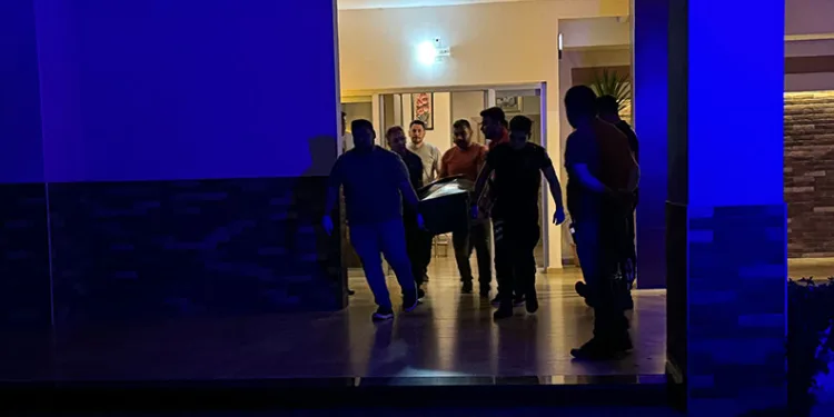 Boşanma aşamasındaki eşini öldürüp intihar etti