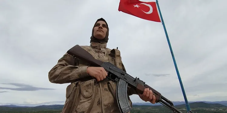 Gündüz anne, akşam vatan nöbetinde
