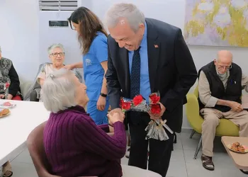 Özdemir’den huzurevindeki annelere ziyaret