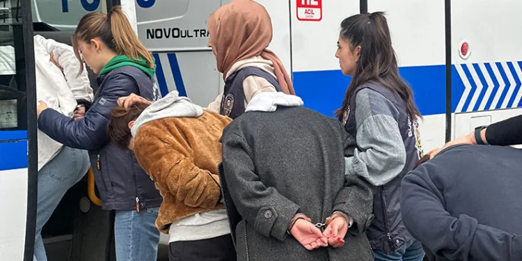 Bursa’da ‘çağrı merkezi’ çetesine operasyon: 38 gözaltı
