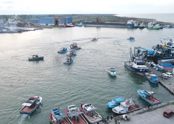 Karadenizli balıkçılar tekneleriyle eylem yaptı