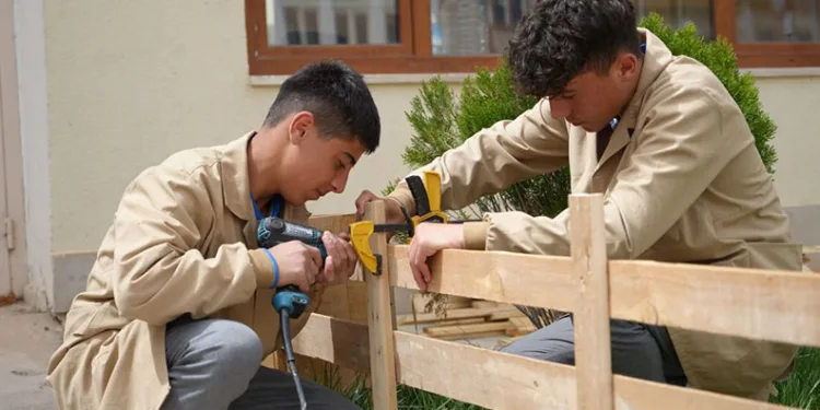 Atık malzemelerden ahşap eşyalar üretiyorlar