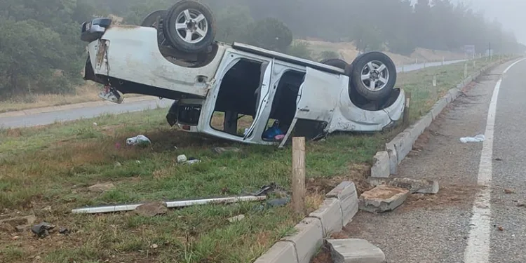 Yoldan çıkan kamyonet ters döndü: 2 yaralı