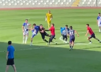 Amatör maçta futbolcular birbirine girdi