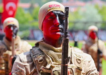 Komandolardan 19 Mayıs gösterisi