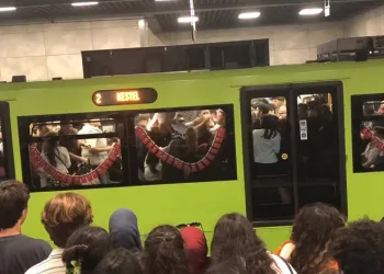 Bursa’da metro vagonunda yumruklar havada uçuştu