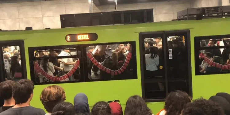 Bursa’da metro vagonunda yumruklar havada uçuştu