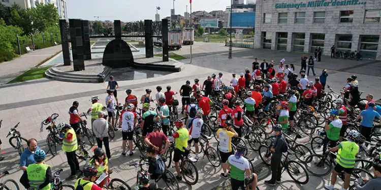 Bisiklet tutkunları 19 Mayıs için pedalladı
