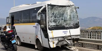 İşçi servisleri kaza yaptı: 35 işçi yaralandı