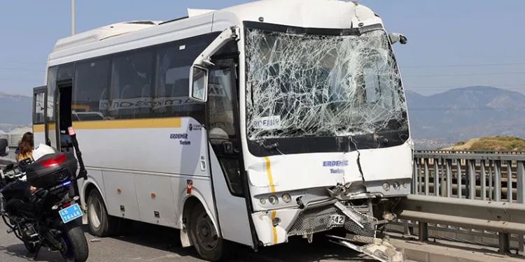 İşçi servisleri kaza yaptı: 35 işçi yaralandı