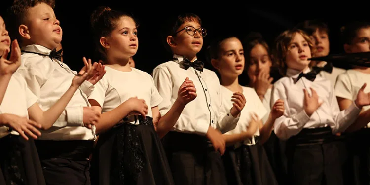 Nilüfer çocuk korosundan muhteşem performans