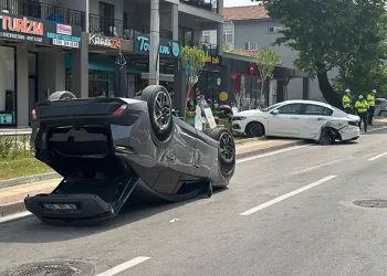 Bursa’da park halindeki otomobile çarpan araç takla attı