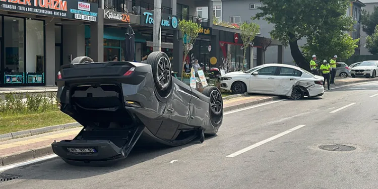 Bursa’da park halindeki otomobile çarpan araç takla attı