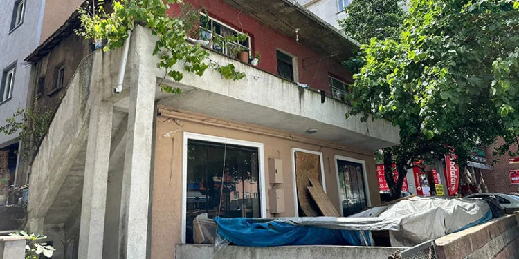 Miras meselesi yüzünden annesi ve kardeşini öldürdü