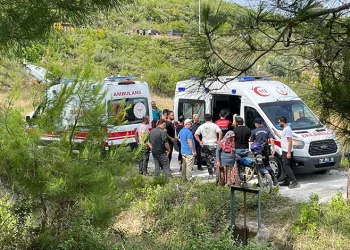 Kamyonet şarampole yuvarlandı: Aynı aileden 1 ölü, 3 yaralı