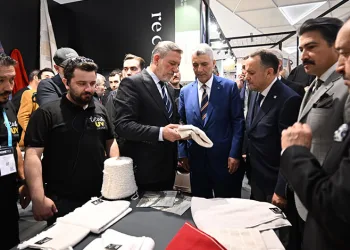Ömer Bolat HOMETEX Fuarını ziyaret etti