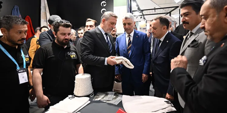 Ömer Bolat HOMETEX Fuarını ziyaret etti