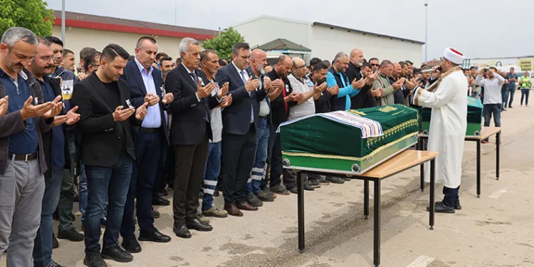 Bursa’da kazada hayatını kaybeden iki arkadaşa son görev