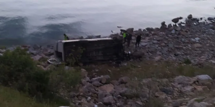 Minibüs şarampole yuvarlandı: 1 ölü, 11 yaralı