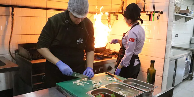 Meslek liseliler tarlada yetiştirip restoranda pişiriyor