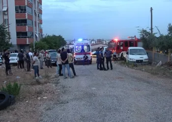 Çocukların üzerine benzin döküp yakmaya çalıştı