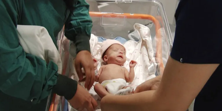 454 gram doğan bebek, hayata dört elle sarıldı