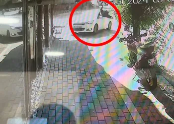 Bursa’da yolun karşısına geçen otomobil yayaya çarptı